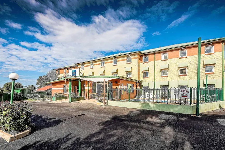 Ibis Budget Dubbo parking lot and exterior
